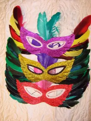 Paano gumawa ng isang maskara ng masquerade