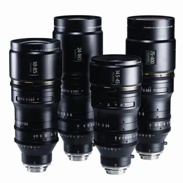 What is the difference between a zoom lens and a prime lens?