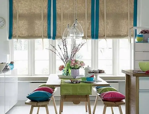 Kami menjahit roller blind dengan tangan kami sendiri