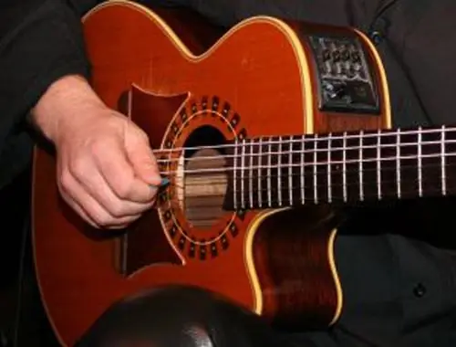 How to connect an acoustic guitar