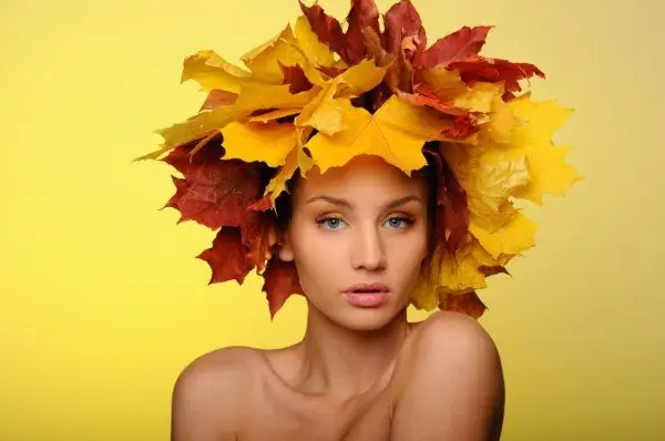 How to weave a wreath of maple leaves