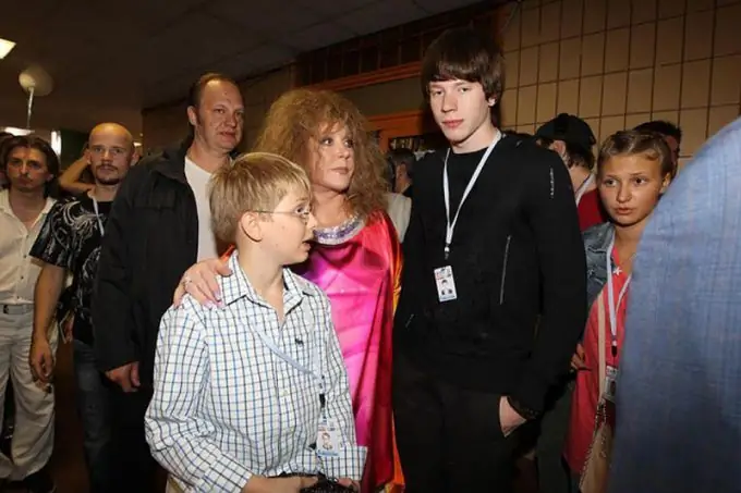 Alla Pugacheva cov xeeb ntxwv: duab