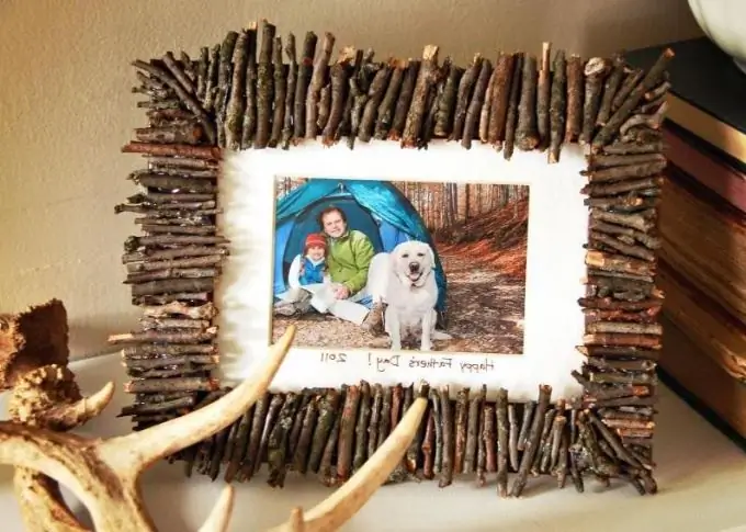 How to decorate a frame with twigs with your own hands