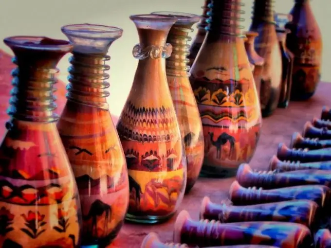 Wie man Gemälde aus farbigem Sand in einer Flasche macht