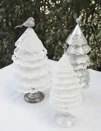 Juletre laget av blondeservietter Juletre laget av blondeservietter