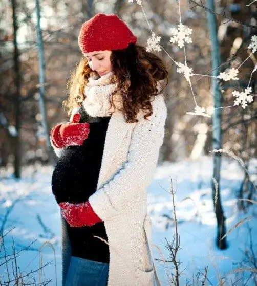 Hvordan ta en fotosession for en gravid kvinne om vinteren