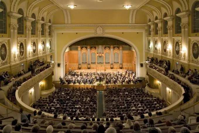 Ang Philharmonic ay isang lugar kung saan ang mga tao sa isang hininga ay nakikinig ng musika, makiramay