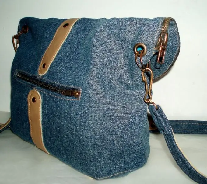 Le sac peut être cousu en denim, drapé, nylon