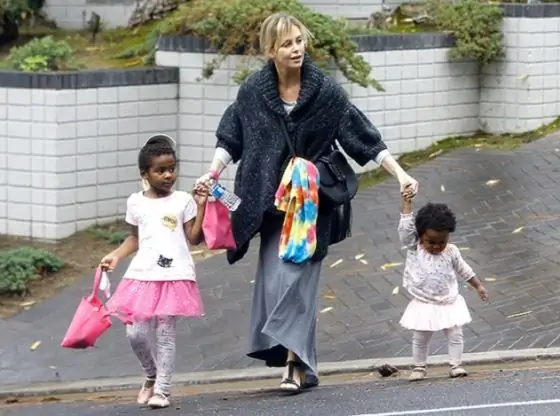 Charlize Theron con niños