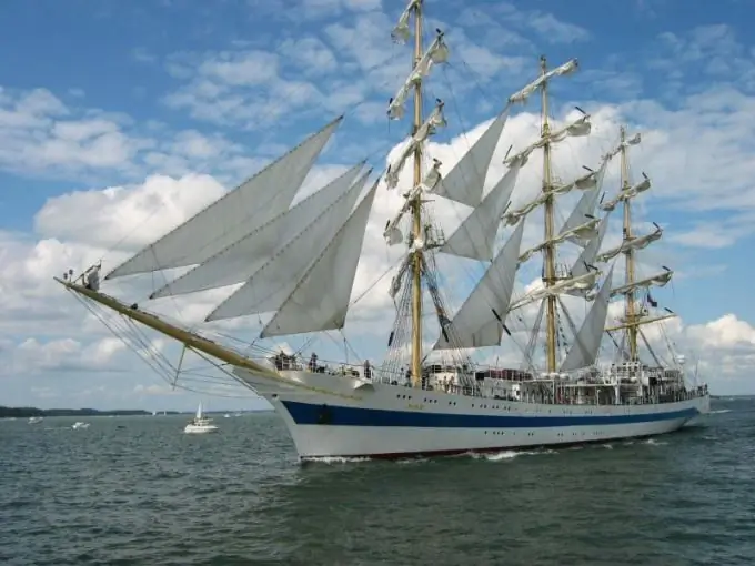 Ang isang bangka na palaging mukhang maganda at romantikong