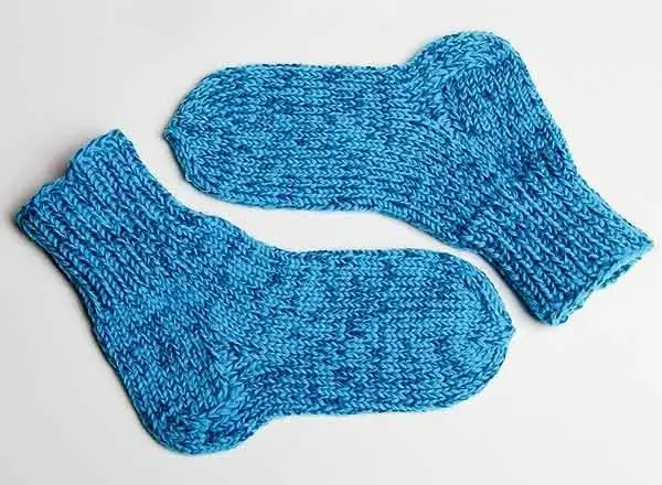 Warme Socken für ein Kind stricken